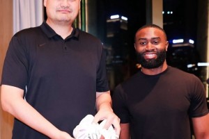 开云下载-杰伦-布朗赠送姚明签名球鞋 明日将出战2025姚基金慈善赛