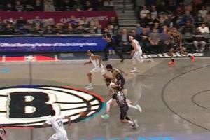 GOAT！头差点撞篮板！凯-琼斯超远滑翔空接摁扣！